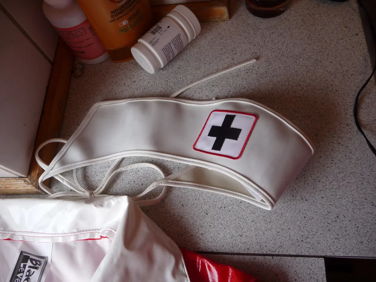 Billede 9 - rød lak sygeplejerske kostume str XL