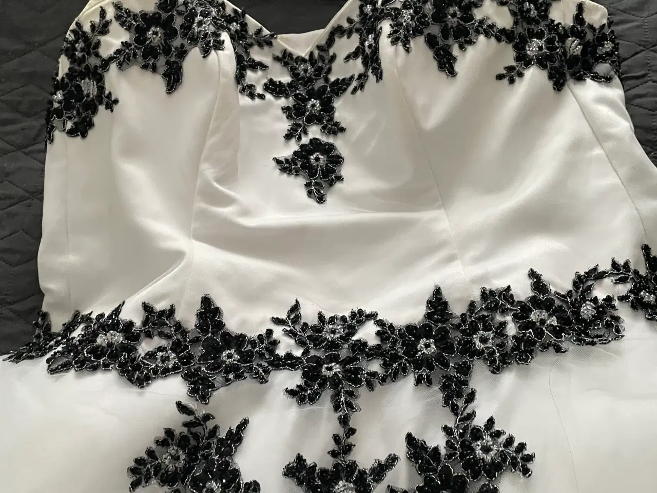 Billede 2 - Kort stropløs brudekjole