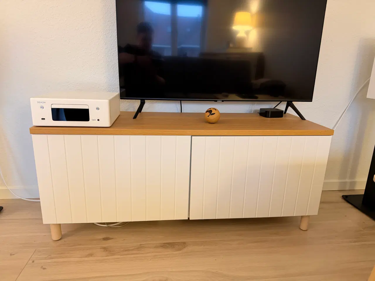 Billede 1 - IKEA TV-bord med hvidt kabinet og trætop