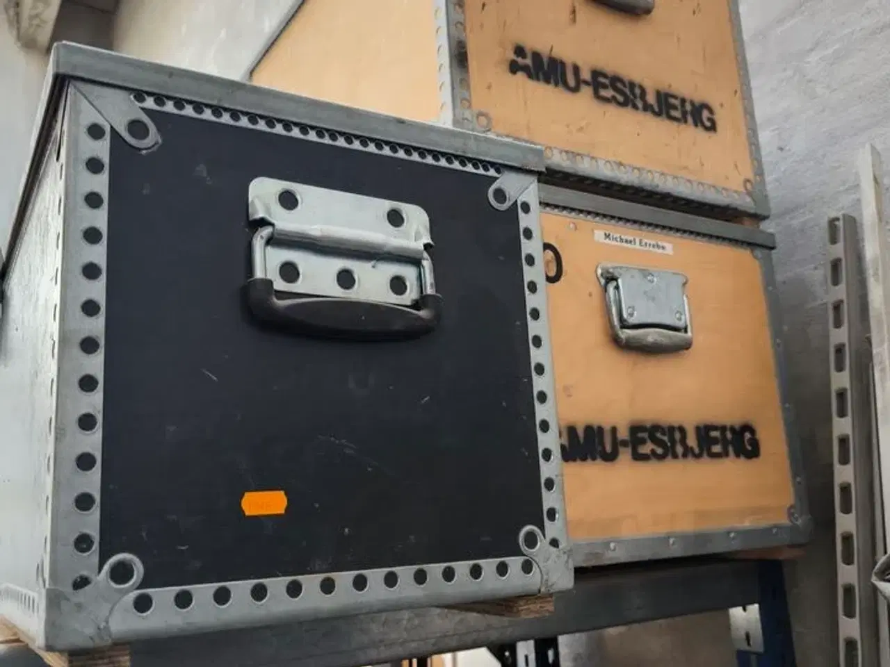 Billede 2 - Indhold på reol (højre fag)