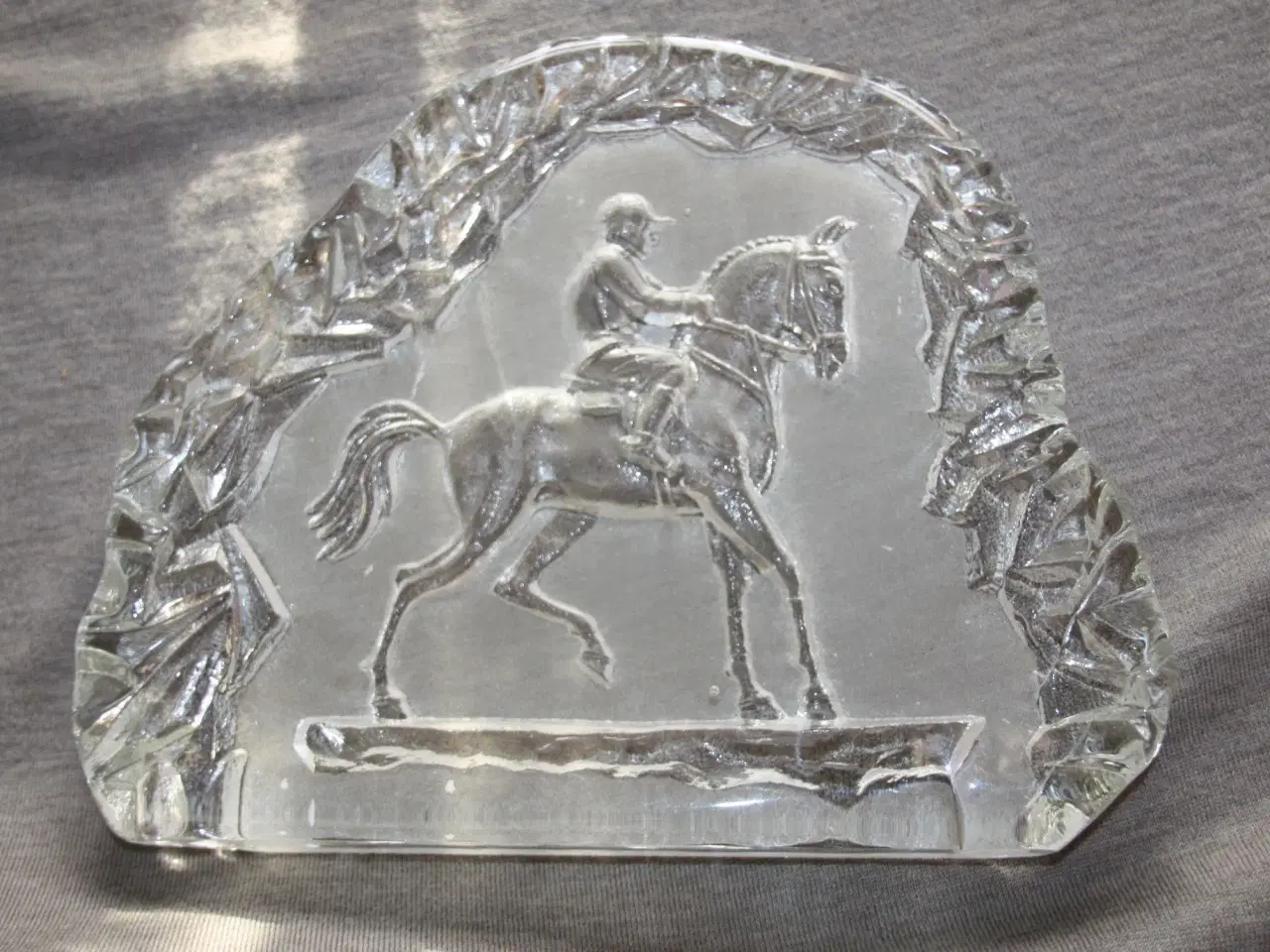 Billede 1 - Glas Relief med rytter / hest motiv 26 cm x  21,5 