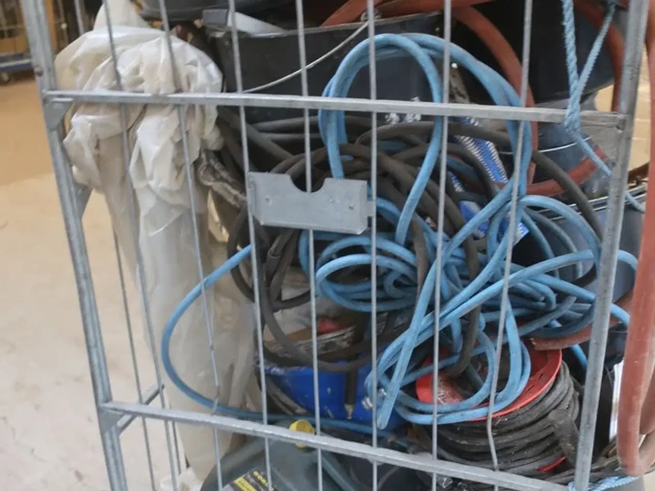 Billede 2 - Indhold i bur