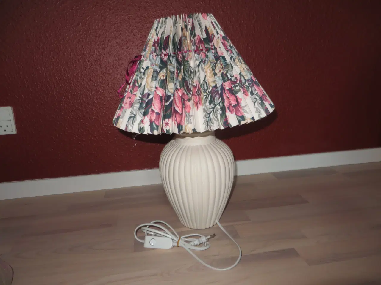 Billede 2 - Anden bordlampe  Bordlampe hvid med blomstret skær