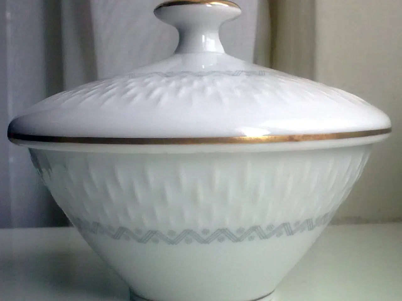 Billede 4 - Lågkrukke hvid relief grafisk dekor & guld