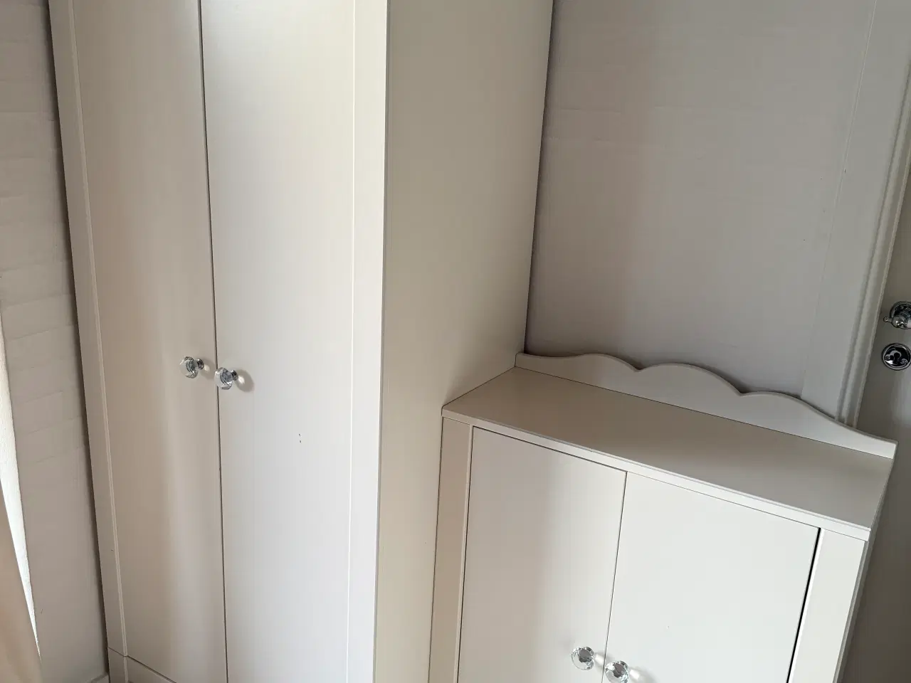 Billede 4 - Lille hvid kommode til børneværelse