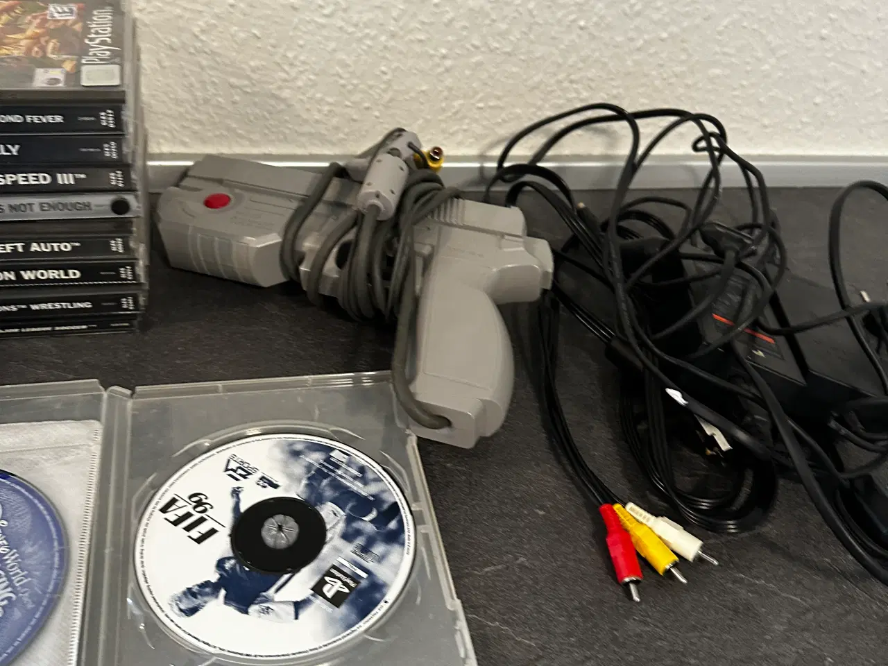 Billede 4 - Playstation One pakke med 2 maskiner og 20 spil