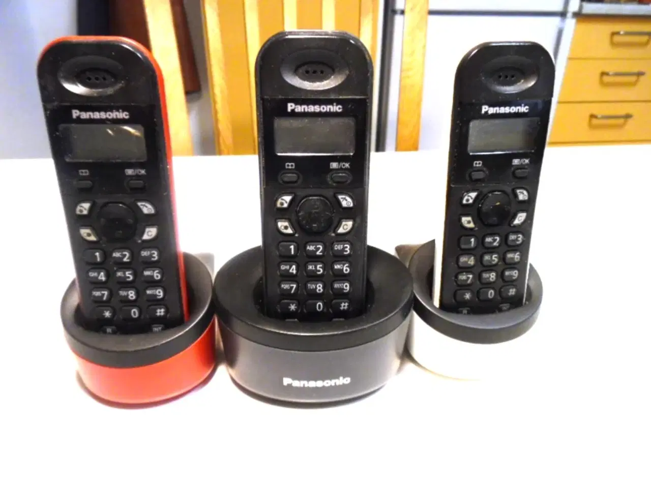 Billede 2 - Panasonic  KX-TG1313 Trådløs telefon med 3 enheder