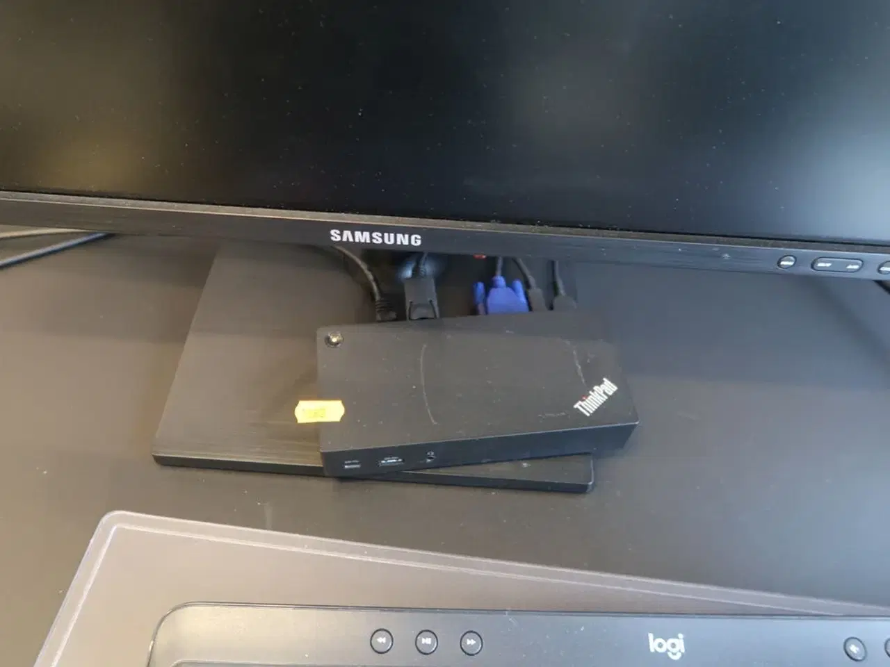 Billede 2 - 2 stk. computerskærme SAMSUNG S24E450, dockingstation LENOVO Thinkpad, tastatur