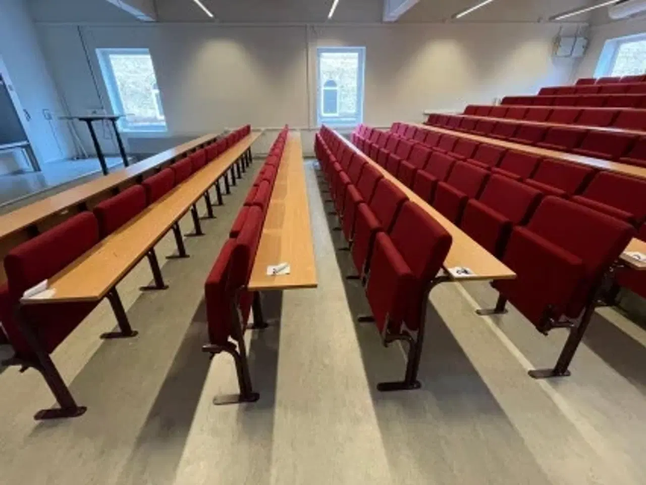 Billede 4 - Afhentnings tilbud auditorium stole og borde, sæt à 115 pladser, sælges samlet