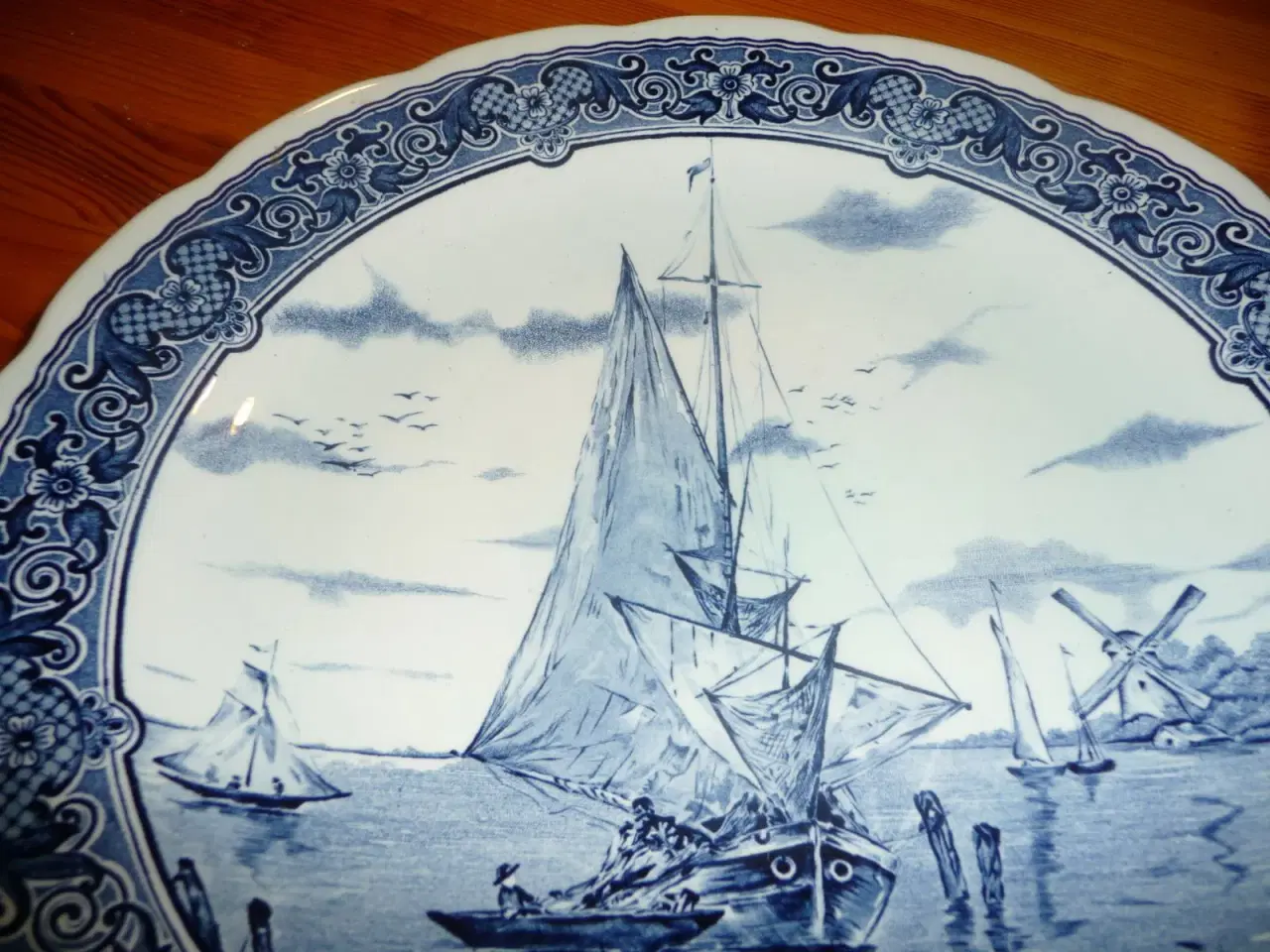 Billede 4 - Delfts platte med skibe, måler 31 cm.