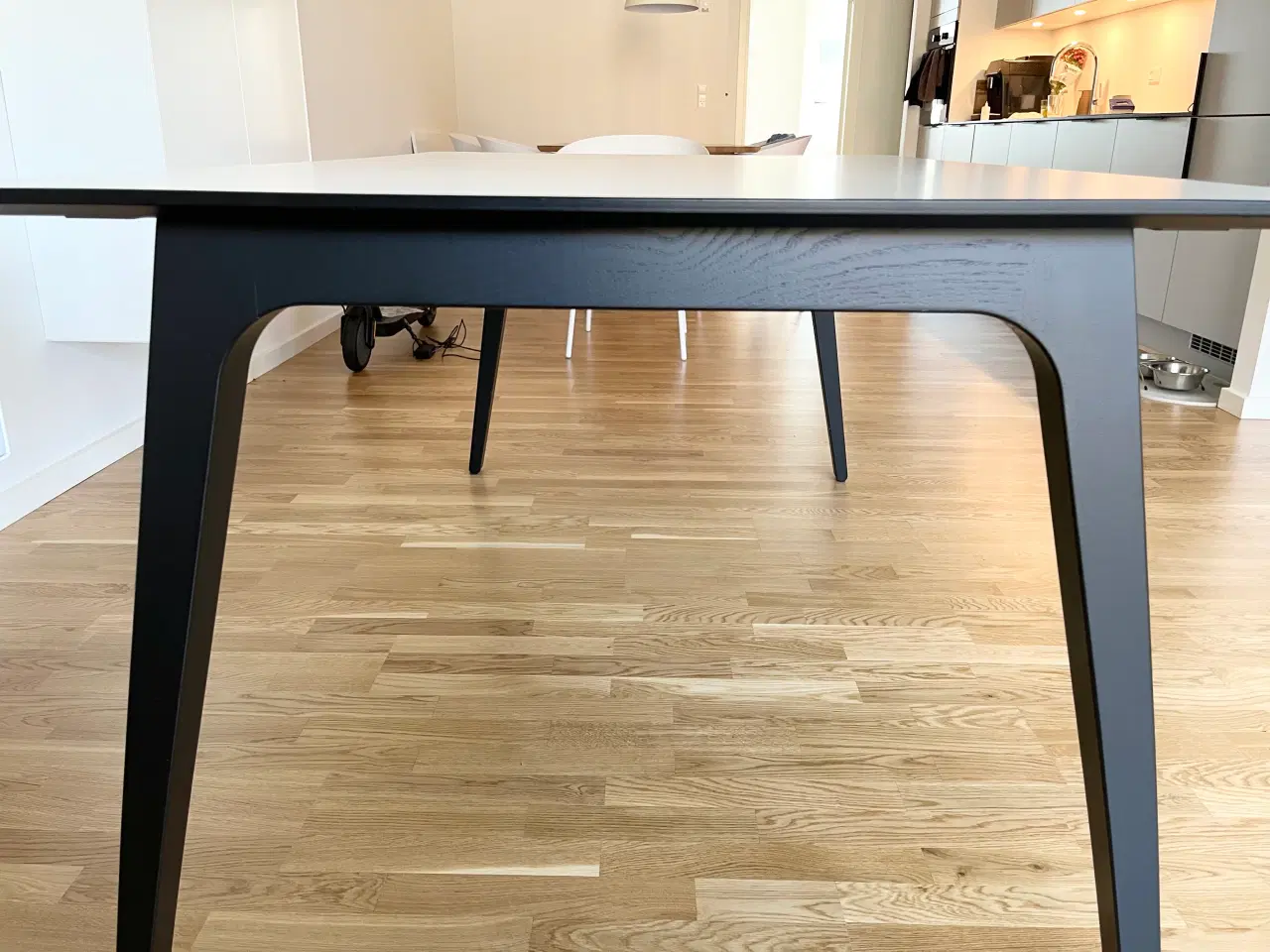 Billede 5 - Hvid højtrykslaminat spisebord med 2 tillægplader