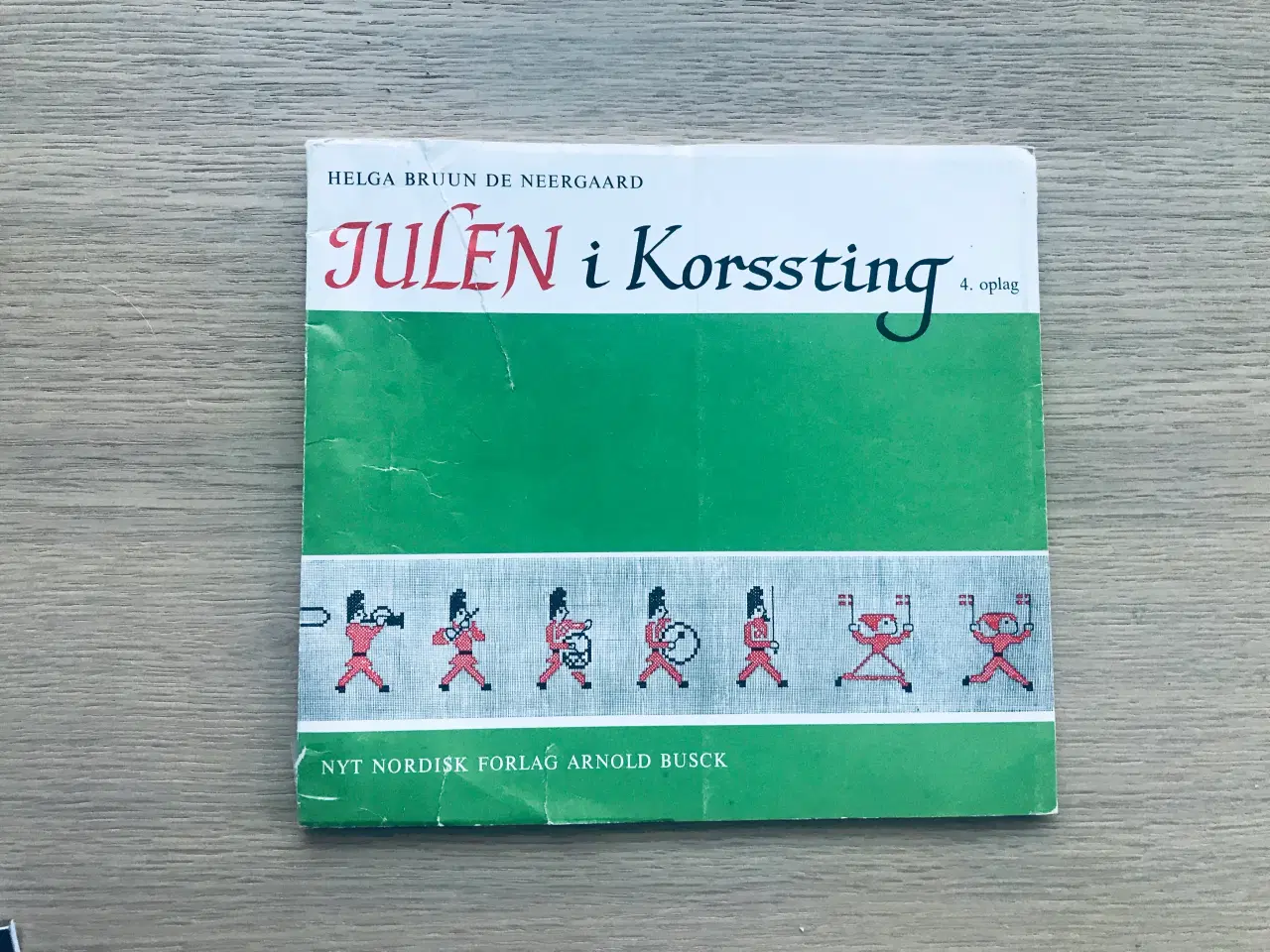 Billede 1 - Julen i Korssting  af Helga Bruun De Neergaard