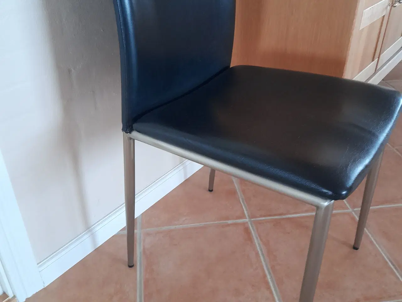 Billede 1 - Spisestuestole i sort læder/crom