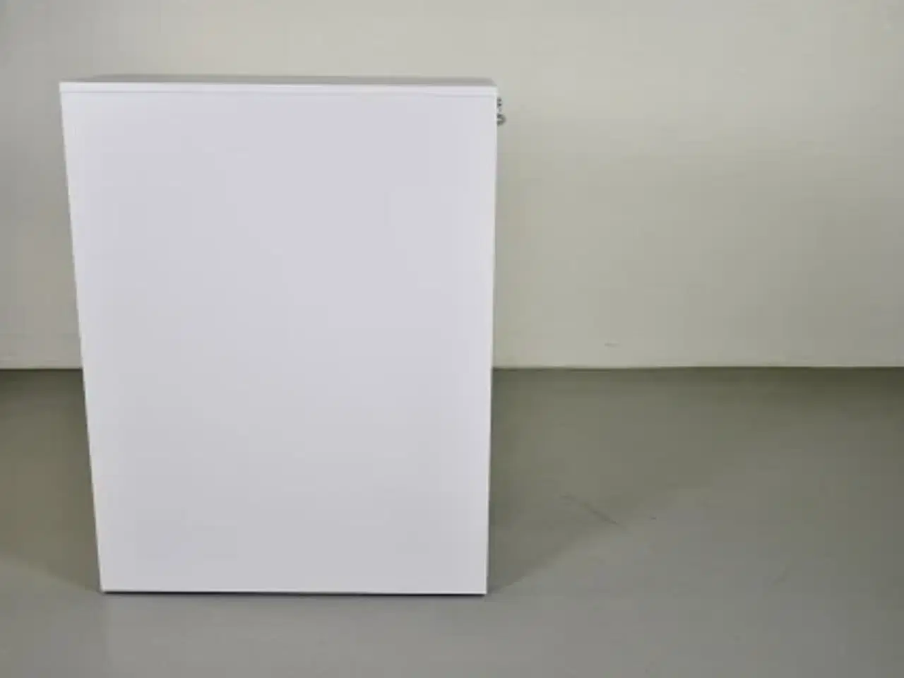 Billede 5 - Udtræksskab i hvid laminat med lås, højrevendt