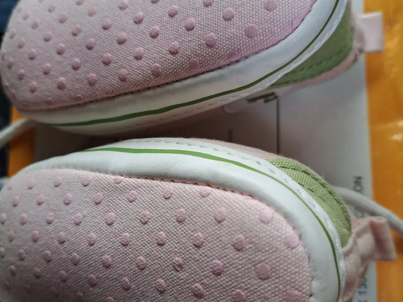 Billede 3 - Små baby sko str 4 til 6   måneder str 17 mærke H&