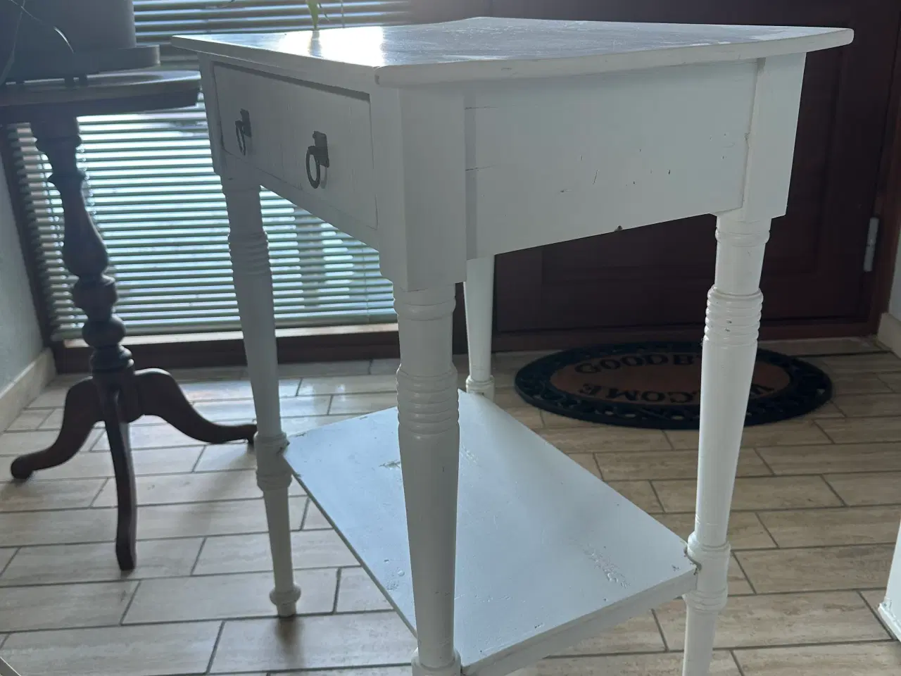 Billede 1 - GL.Hvidmalet tobaksbord