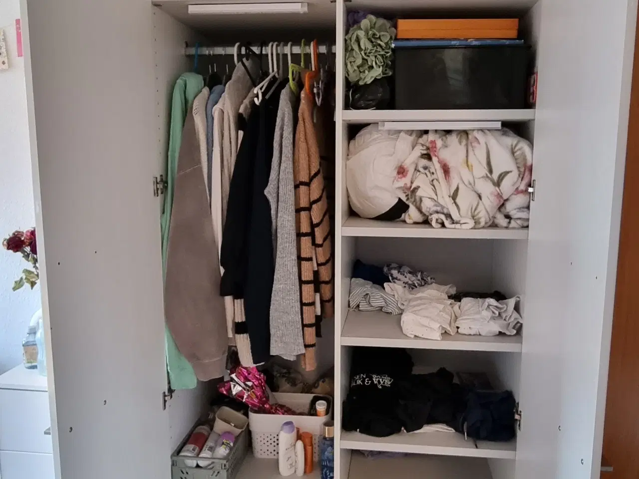 Billede 3 - Lækkert og rummeligt klædeskab