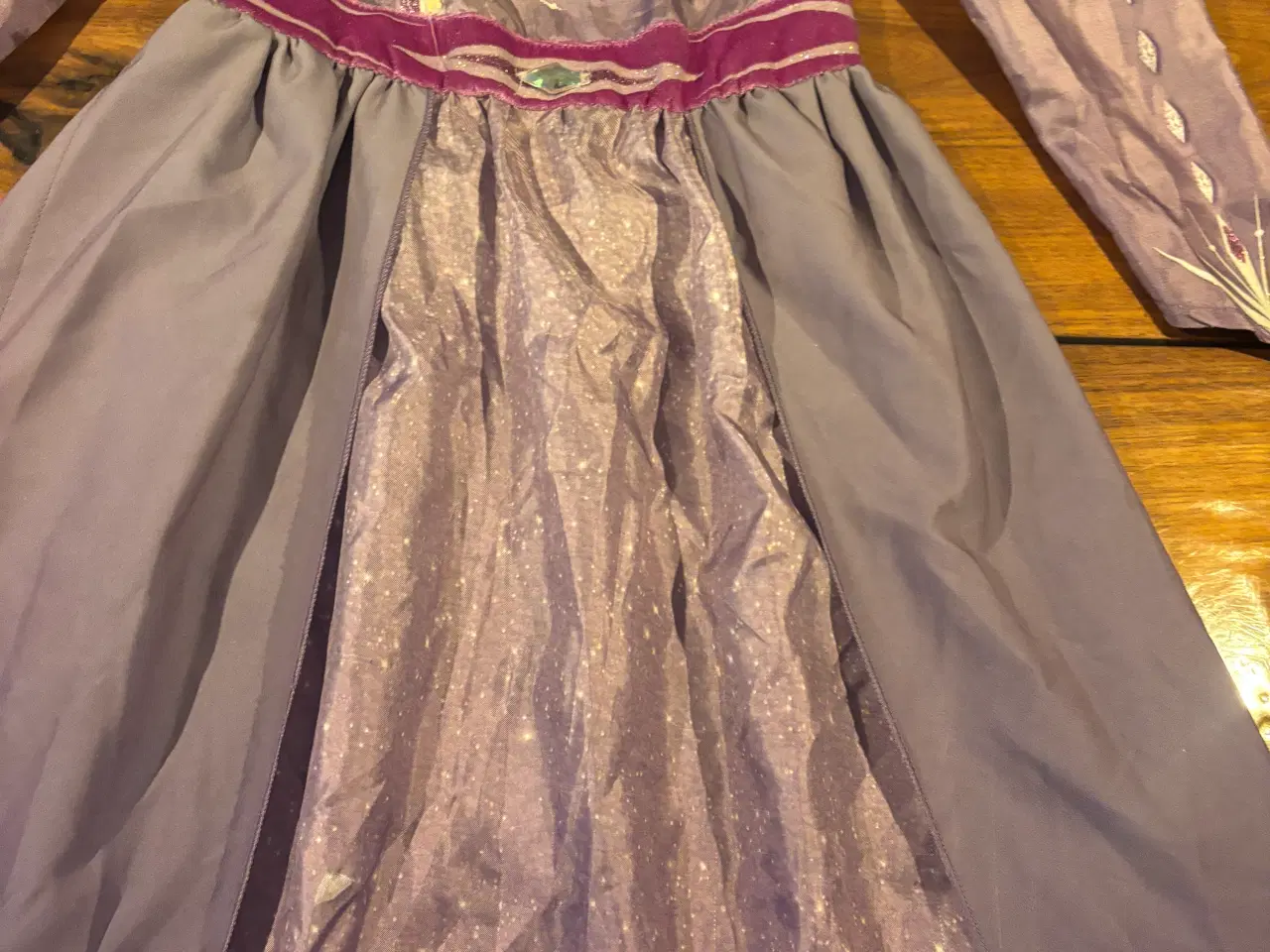 Billede 3 - Frozen 2 Elsa kostume str 128