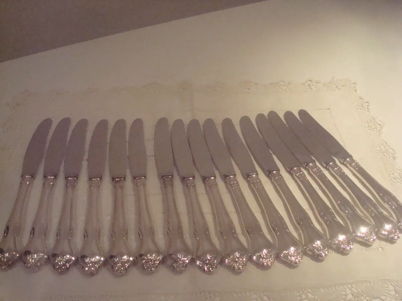 Billede 1 - RIBERHUS middagsknive, 22 cm, flot stand