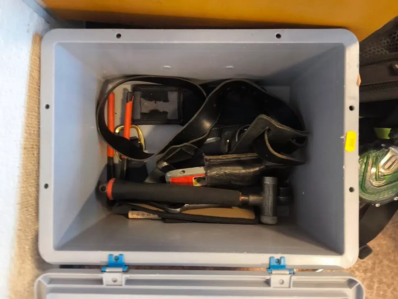 Billede 3 - Kasse m. sikringsgrej samt div.