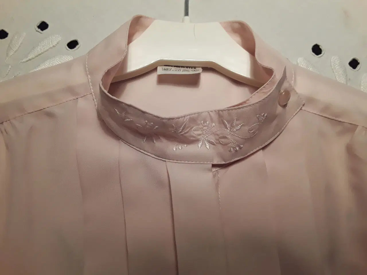 Billede 1 - Skjorte str. 40 med broderet kinaflip