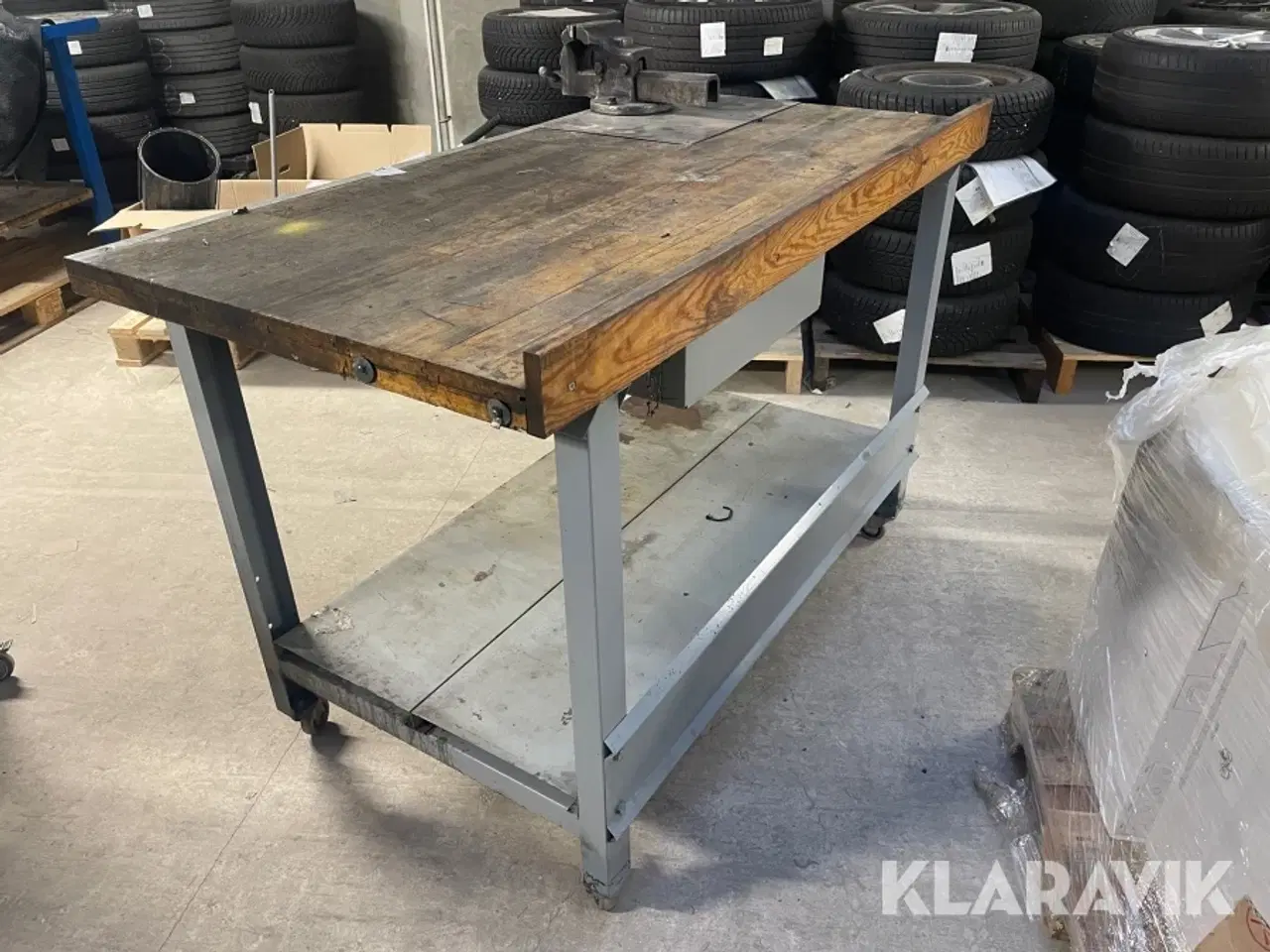 Billede 5 - Arbejdsbord på hjul med skruestik