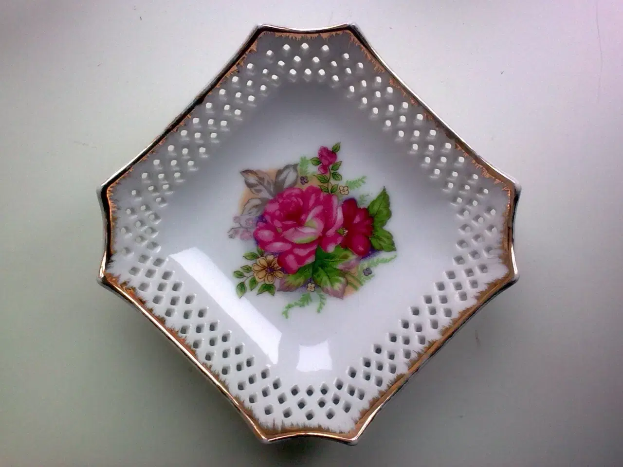 Billede 2 - ROSE kunst porcelæn udstukket kant el modelleret