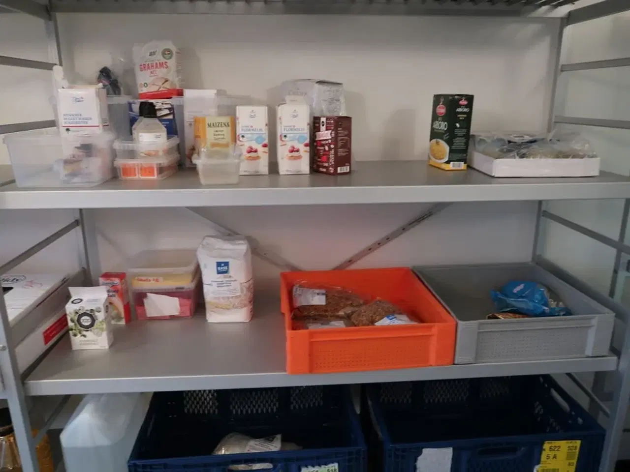 Billede 3 - 2 stk. fødevarereoler med div. Fødevarer, gryde m.m.