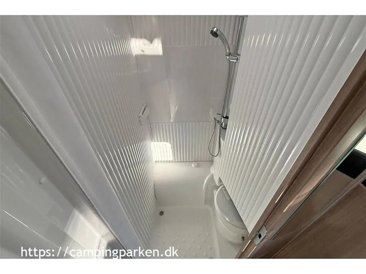 Billede 11 - 2024 - Carado V337 Pro   Carados populære smalle Van med enkeltsenge og kun 664 cm lang