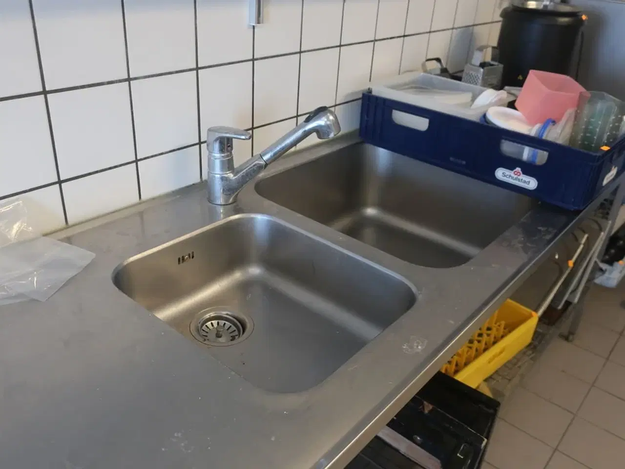 Billede 2 - Rustfrit bord med vandhane