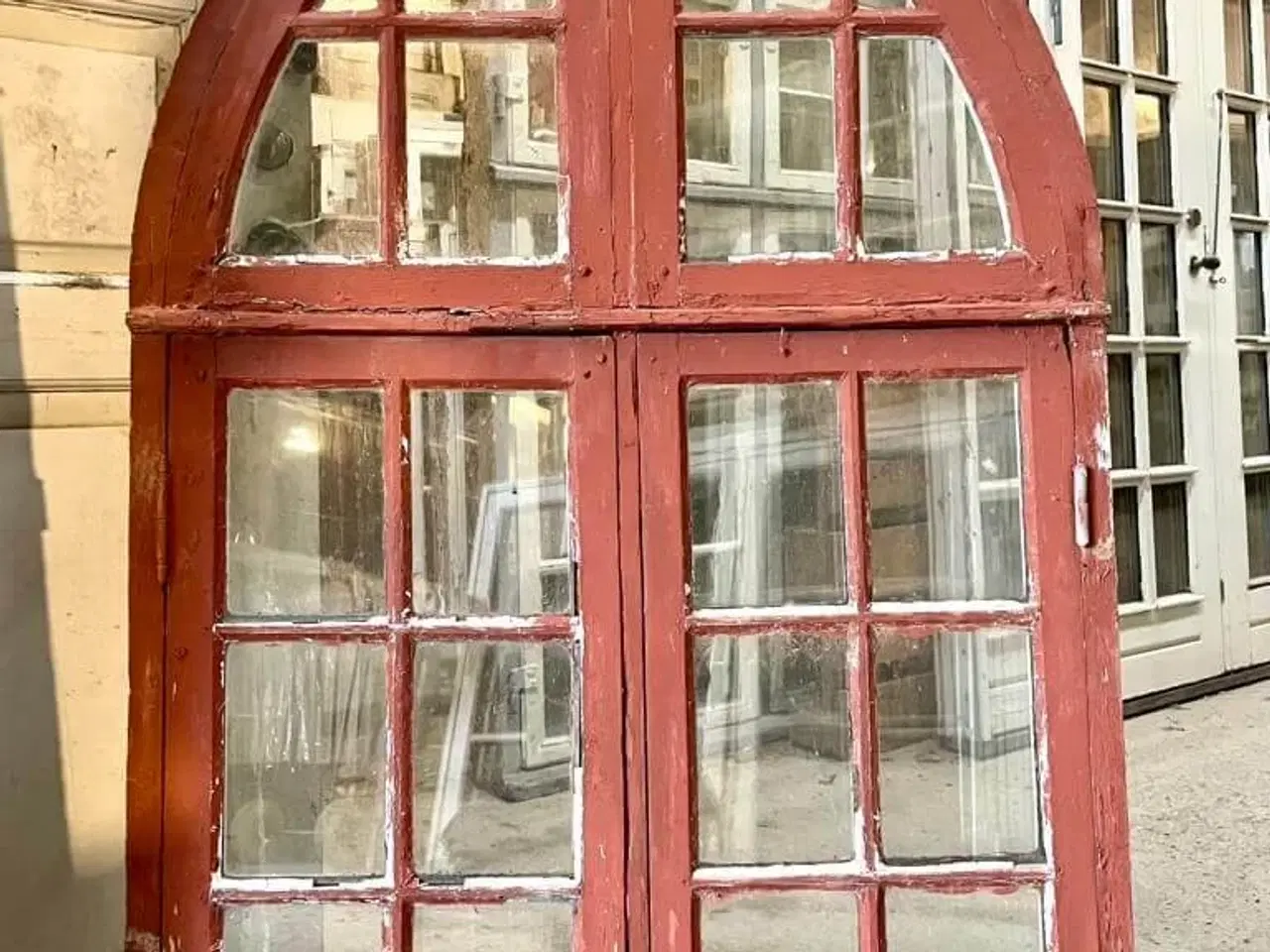 Billede 1 - Sjældent palævindue m. spids bue