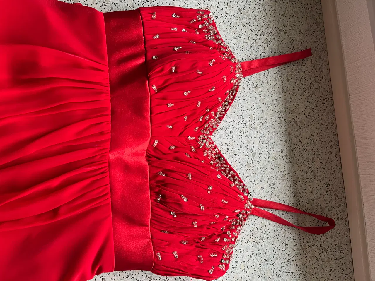 Billede 1 - Rød med pynte sten bar ryg
