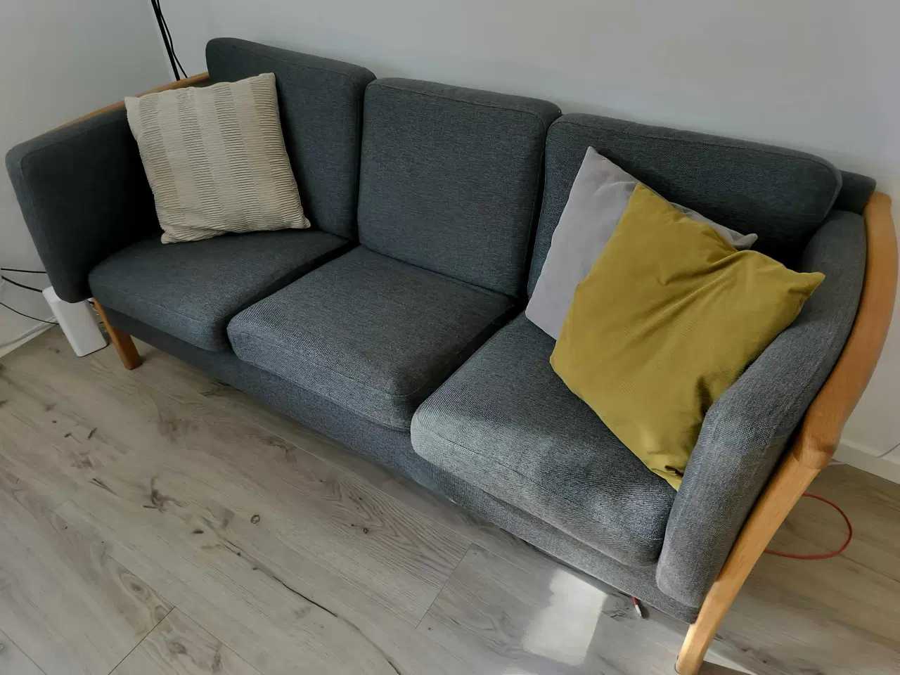 Billede 2 - Stofsofa i mørkegrå farve 