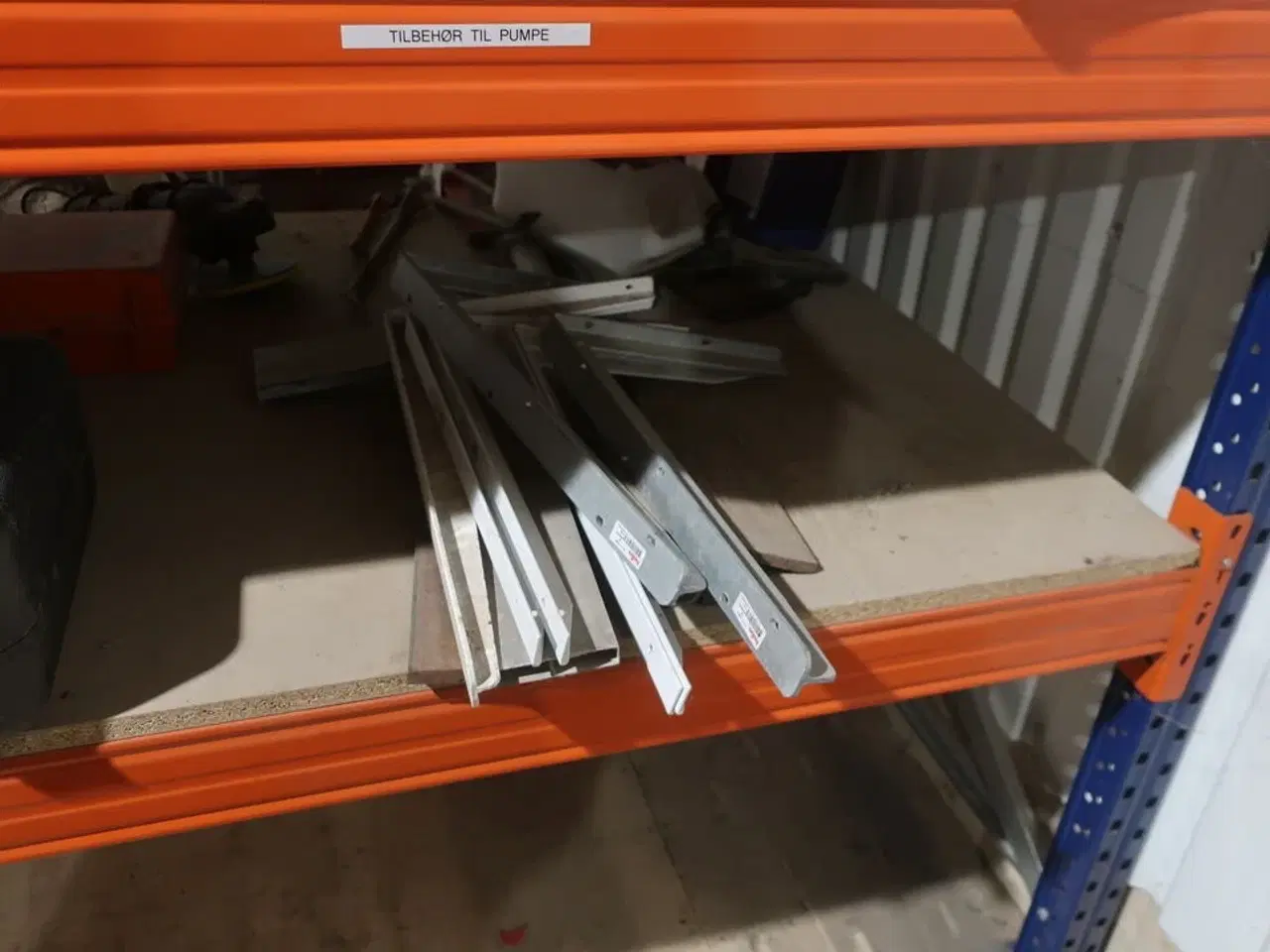 Billede 2 - Lagerreol med div. Værktøj og varelager