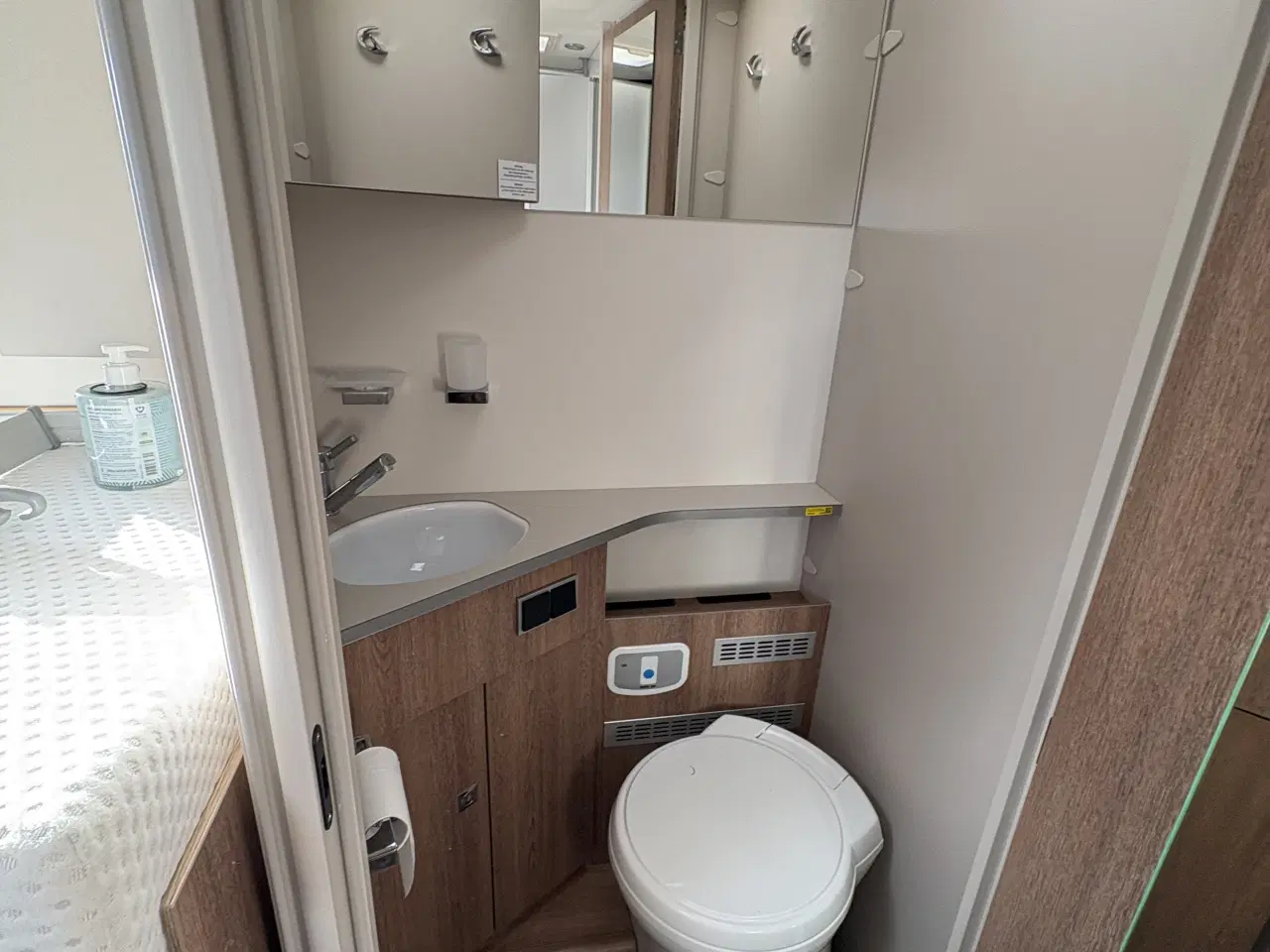 Billede 12 - Dethleffs I7057 EBL med face-to-face siddegruppe