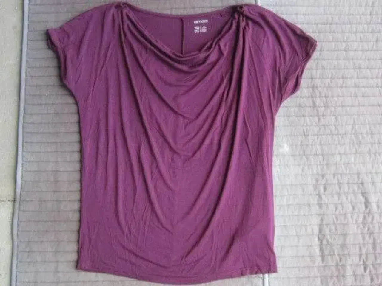 Billede 1 - Str. 36/38, bordeaux elastisk t-shirt