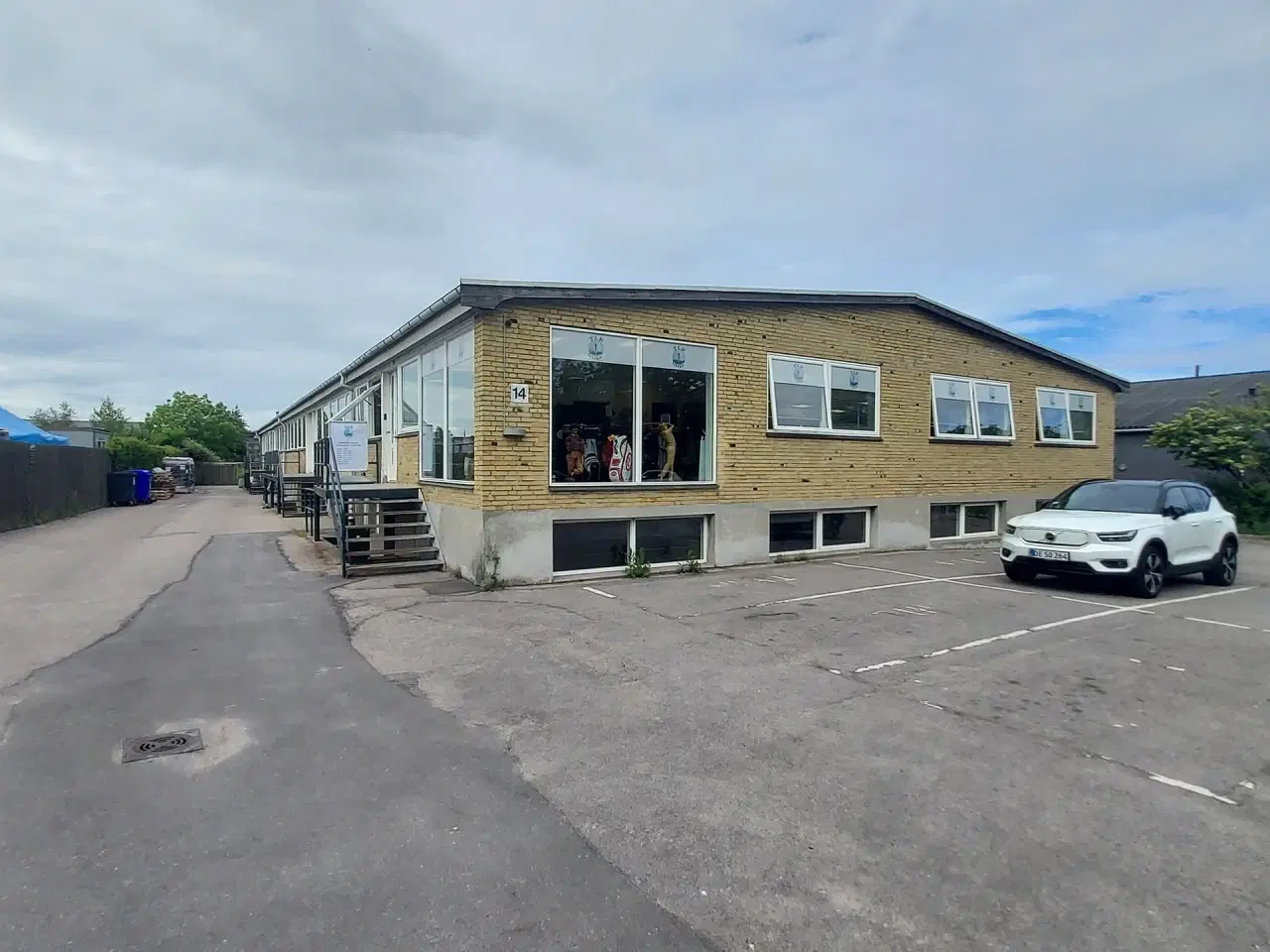 Billede 18 - Butik. Klinik, Showroom, Lager - med Læsserampe Køkken, toiletter.