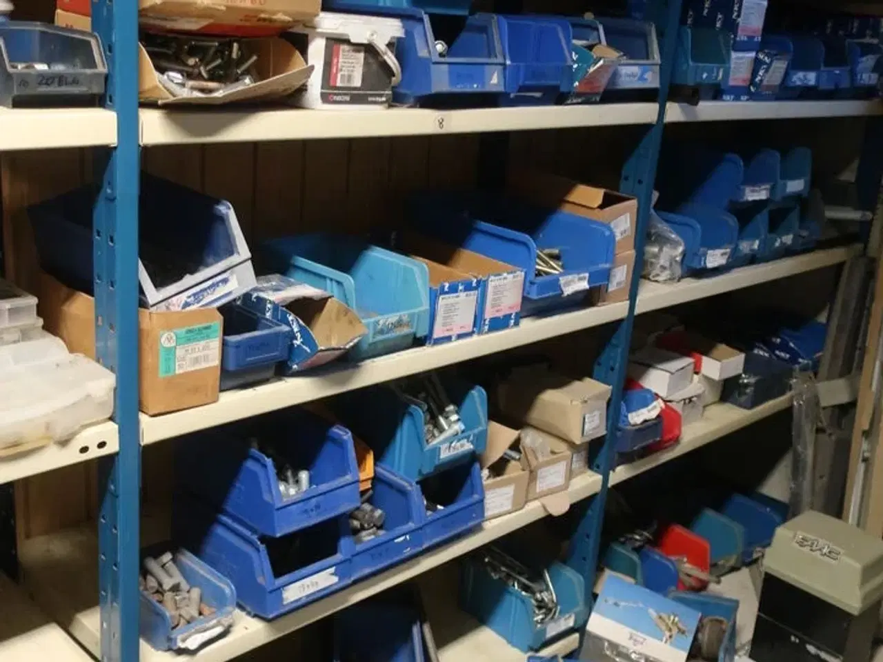 Billede 4 - 4 fag reoler inkl. indhold (se billeder)