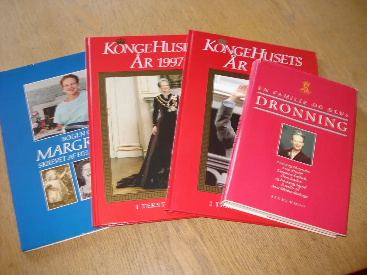 Billede 1 - Bøger om den kongelige familie.