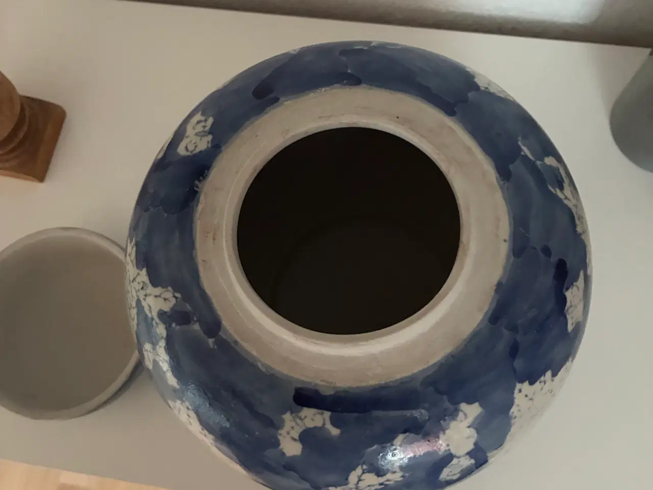 Billede 3 - Keramik krukke med låg i blå og hvid glasur.