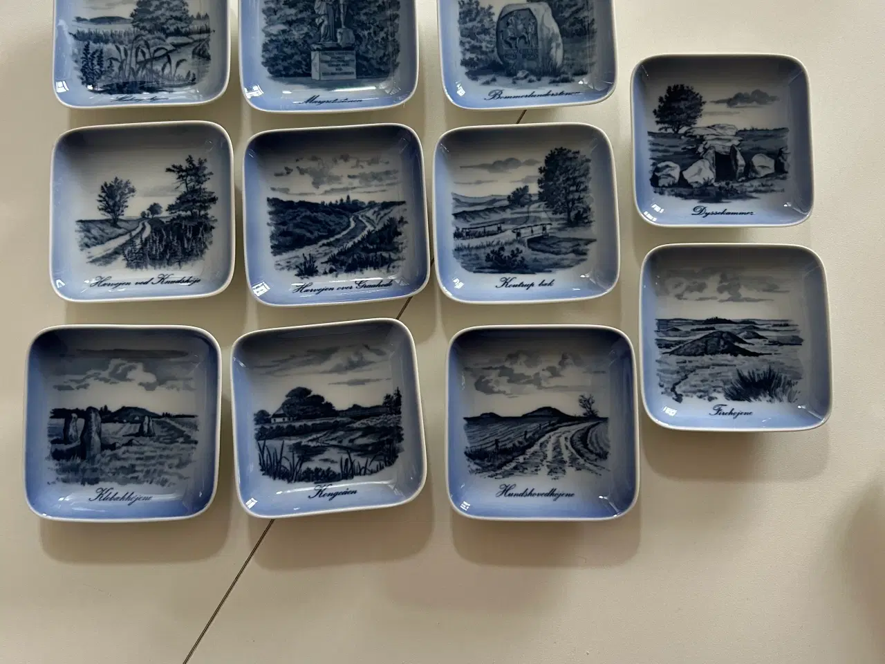 Billede 1 - 11 stk platter med motiv 8,5 cm i omkreds Royal C