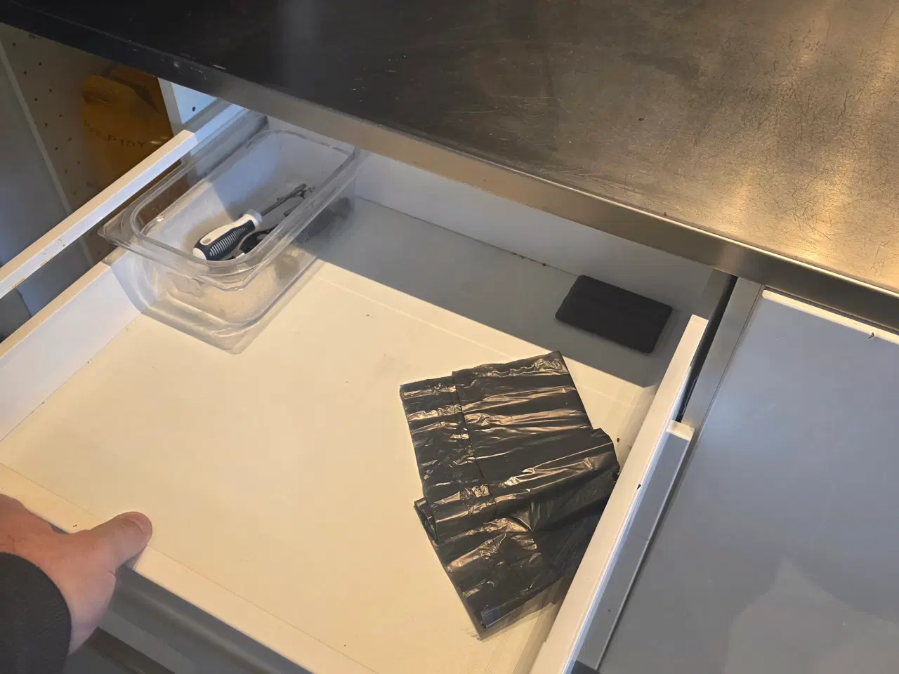 Billede 3 - Alubordplade med vask og skabe