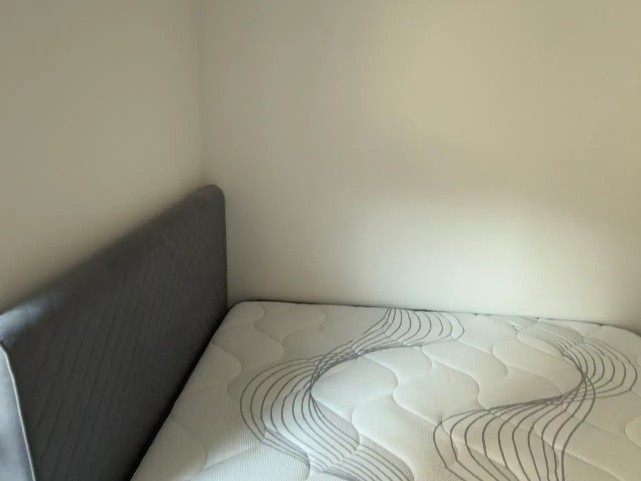Billede 2 - Spritny halvandenmandsseng 140*200cm 