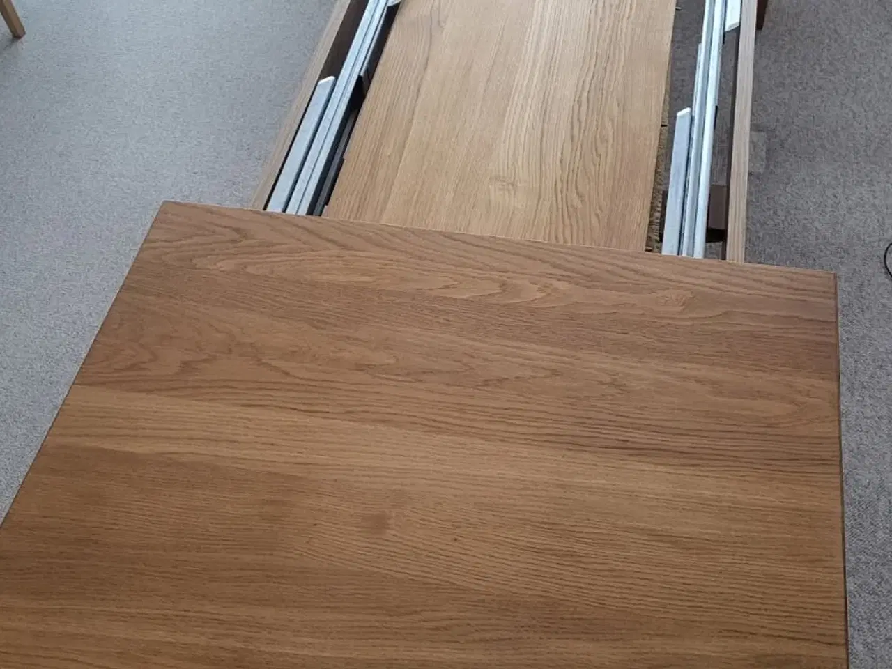 Billede 4 - Udbordt egetræsbord med 6 stole