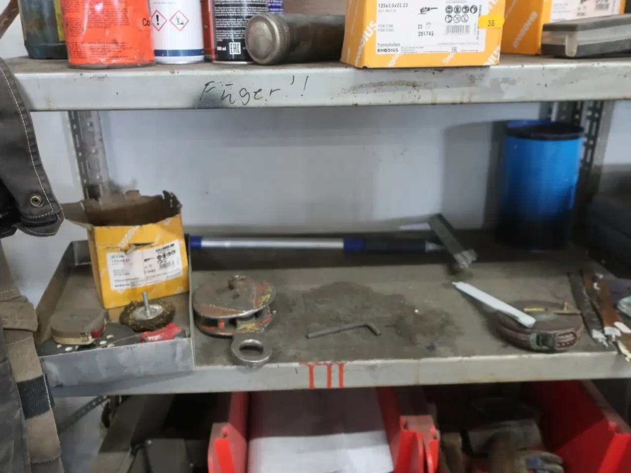 Billede 6 - 3 stk. lagerreoler med div. Værktøj, varelager, batterier m.m.