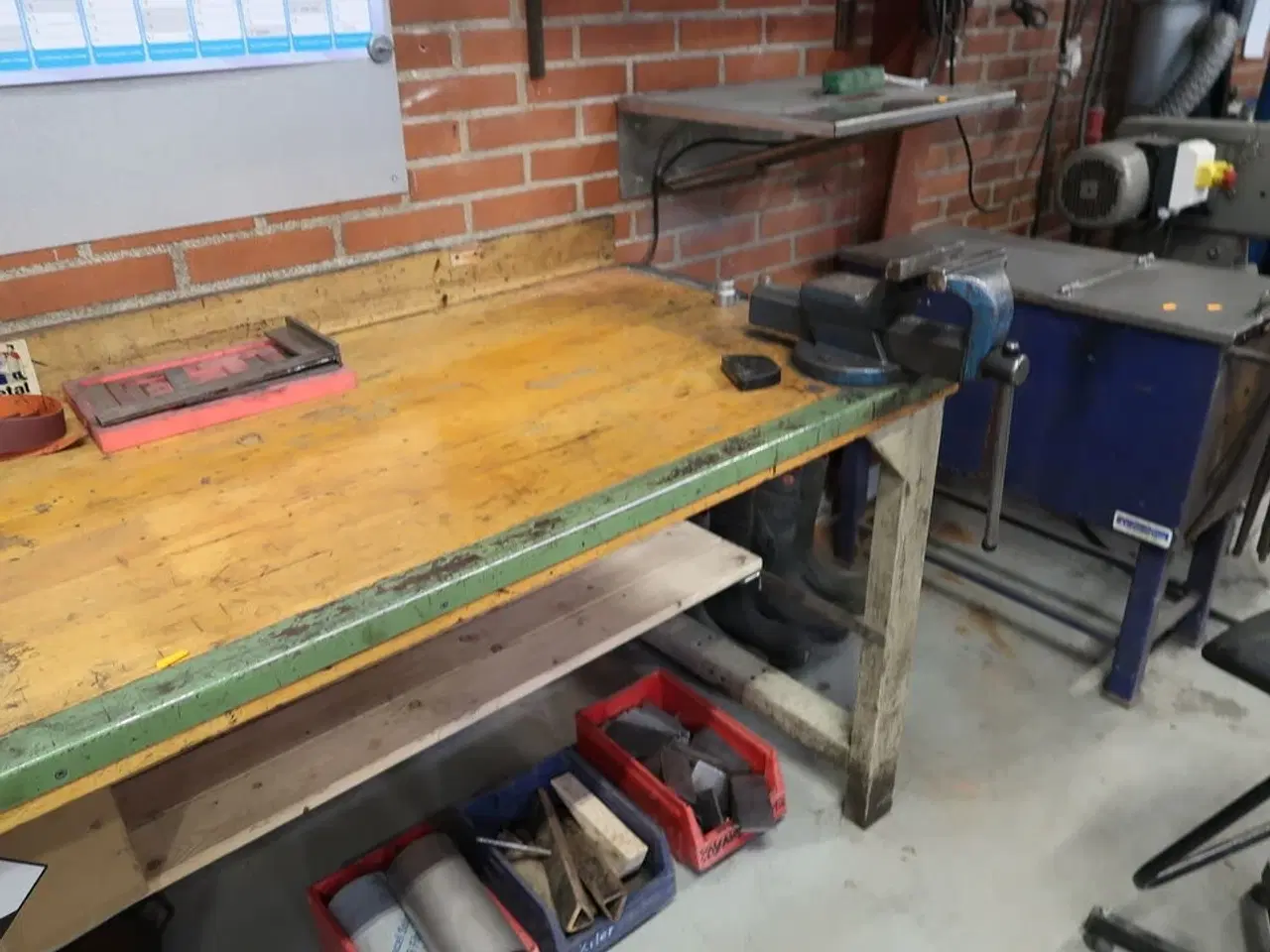 Billede 3 - Arbejdsbord med skruestik samt div. Værktøj
