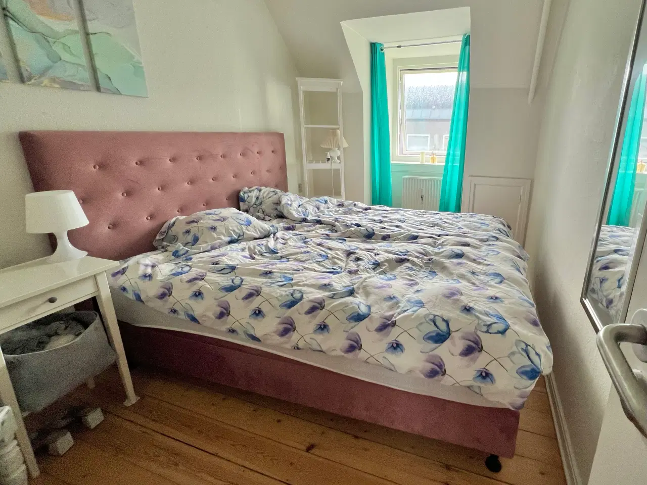 Billede 3 - Rosa velour kontinentalseng MED sengegavl
