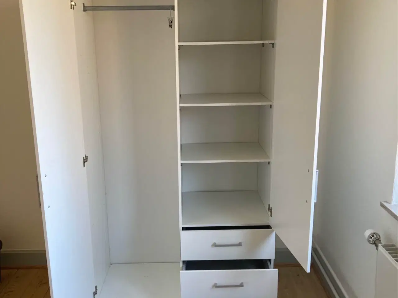 Billede 2 - Garderobeskab fra Jysk inkl. overskab 