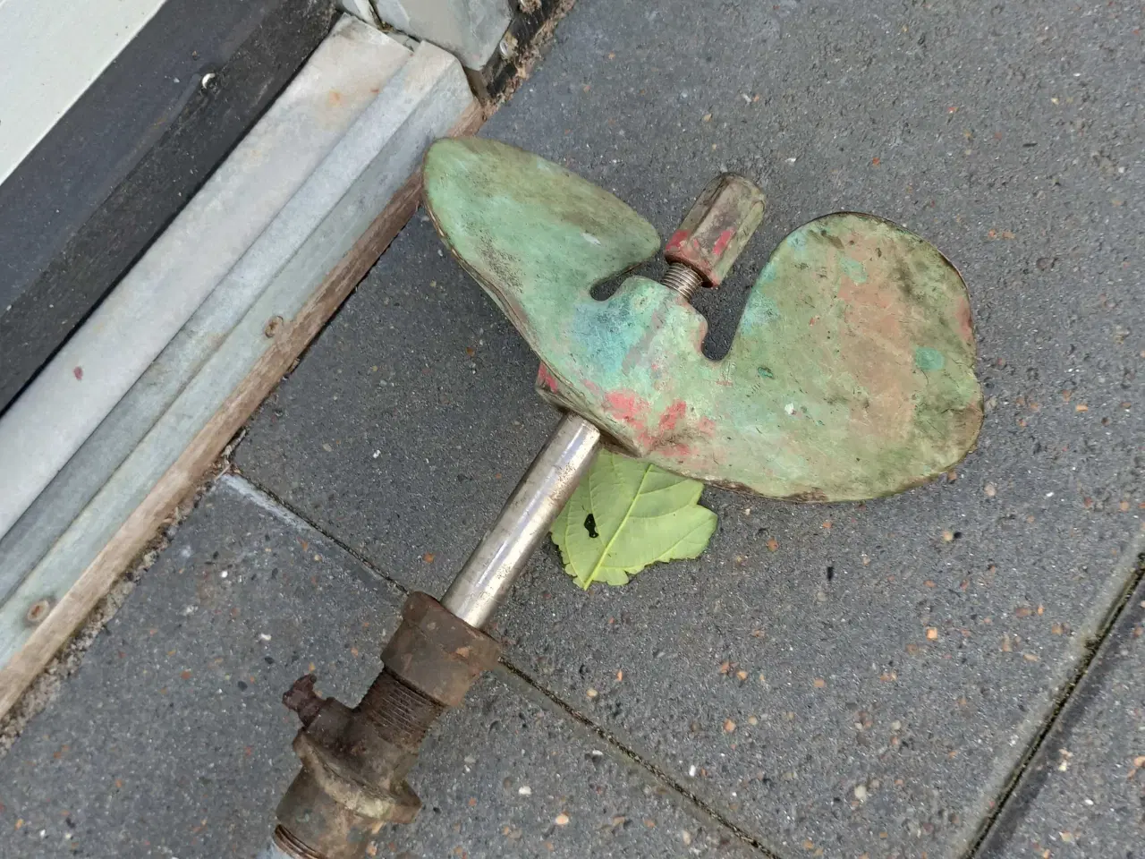 Billede 2 - Ældre 2 bladet skrue med rustfri 20mm aksel 