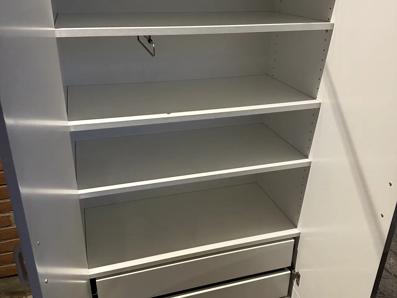 Billede 2 - Klædeskab til børneværelse / skab til redskabsrum